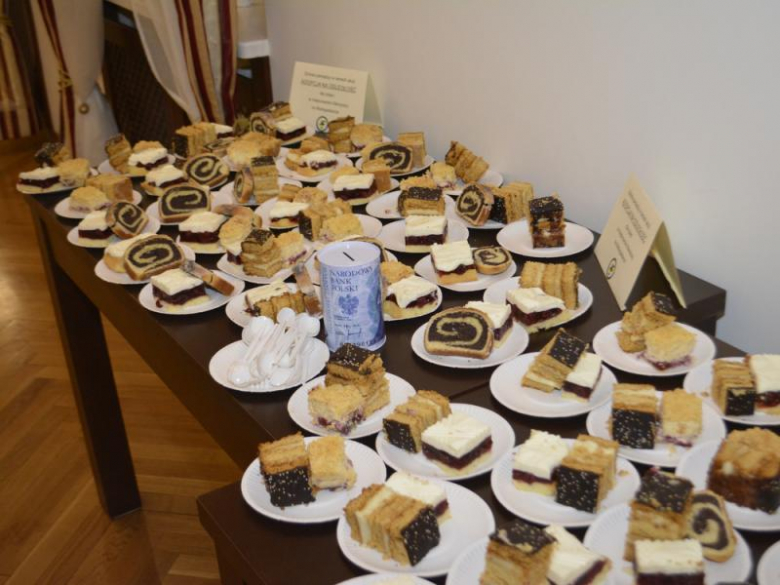 Podczas sesji w gminie i powiecie młodzi radni sprzedawali ciasta-cegiełki