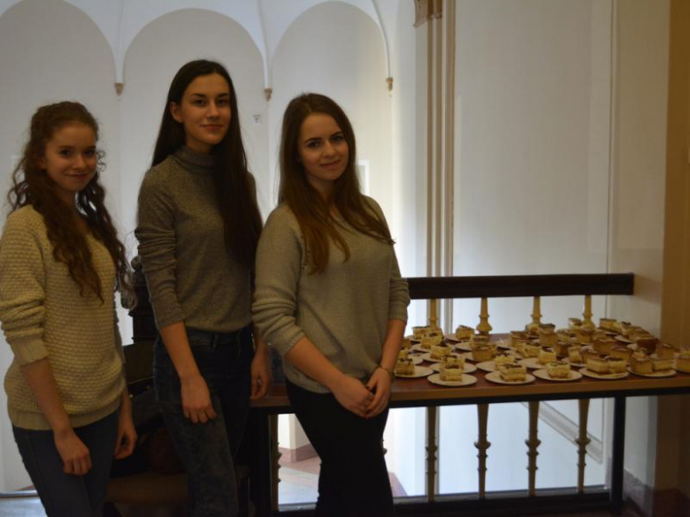 Podczas sesji w gminie i powiecie młodzi radni sprzedawali ciasta-cegiełki