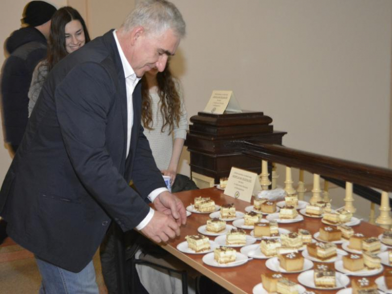 Podczas sesji w gminie i powiecie młodzi radni sprzedawali ciasta-cegiełki