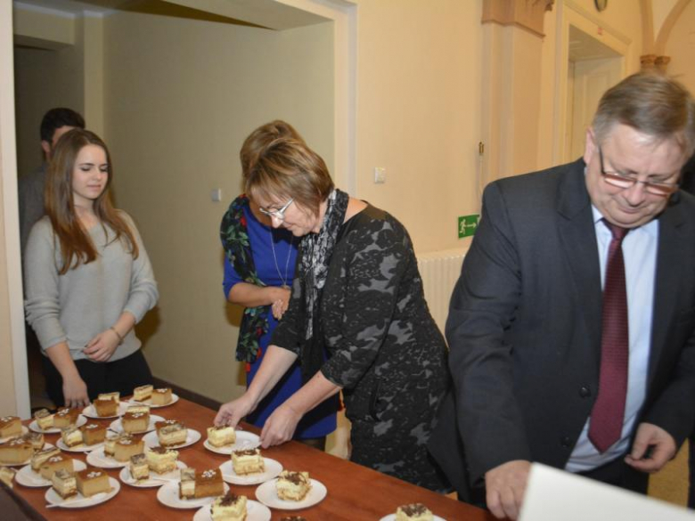 Podczas sesji w gminie i powiecie młodzi radni sprzedawali ciasta-cegiełki