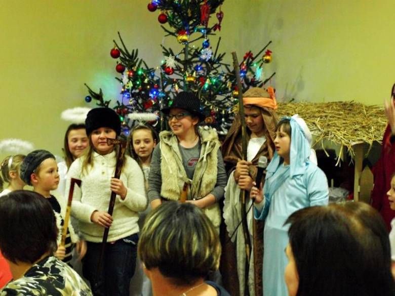 Maluchy zaprezentowały program artystyczny dla ukochanych dziadków