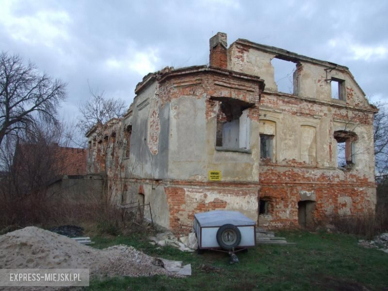 Ruiny dworu w Siemidrożycach