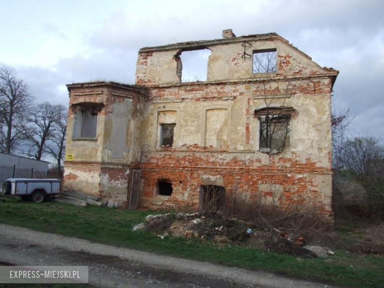 Ruiny dworu w Siemidrożycach