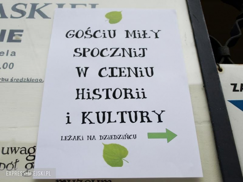 Mijesce odpoczynku na dziedzińcu muzeum