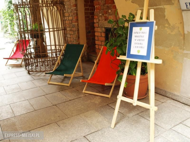 Mijesce odpoczynku na dziedzińcu muzeum