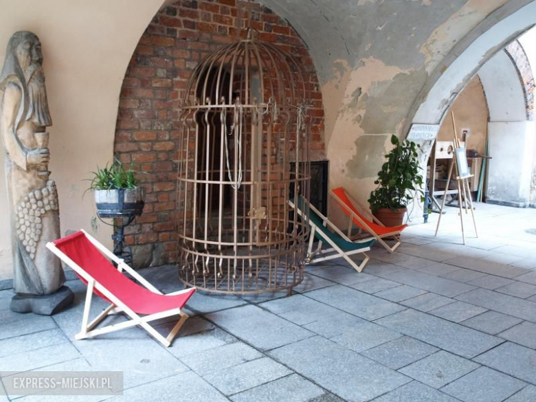 Mijesce odpoczynku na dziedzińcu muzeum