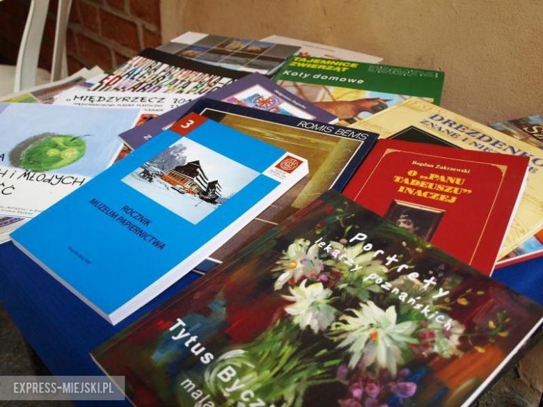 Mijesce odpoczynku na dziedzińcu muzeum