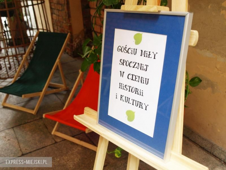 Mijesce odpoczynku na dziedzińcu muzeum