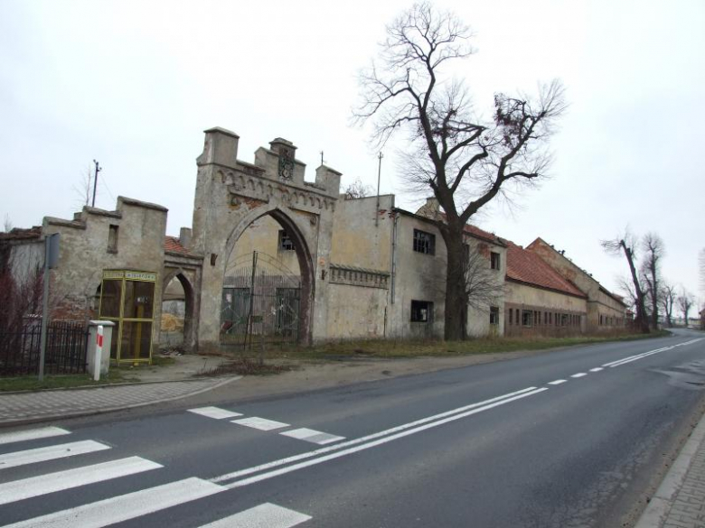 Brama wjazdowa do folwarku