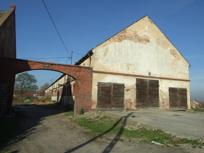 Jedno ze skrzydeł zabudowań folwarcznych