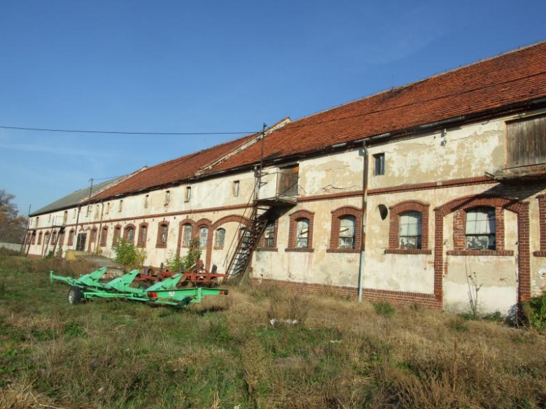 Jedno ze skrzydeł zabudowań folwarcznych