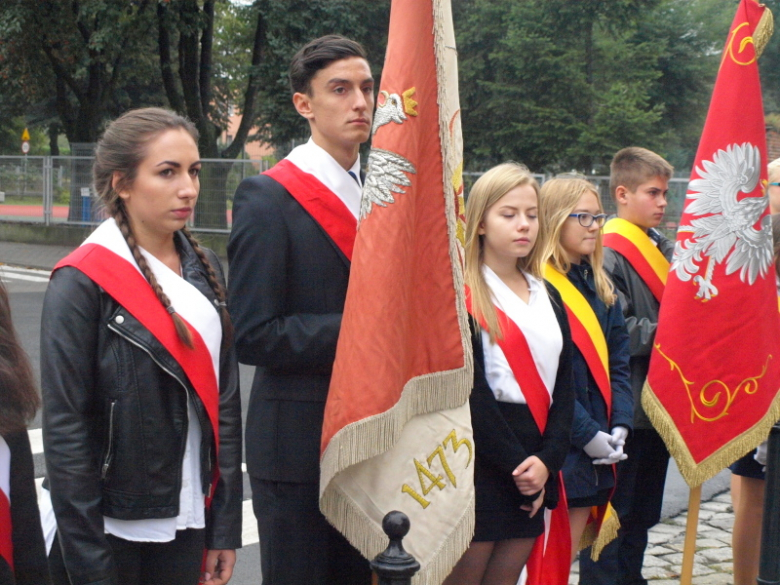 Uroczystości pod pomnikiem