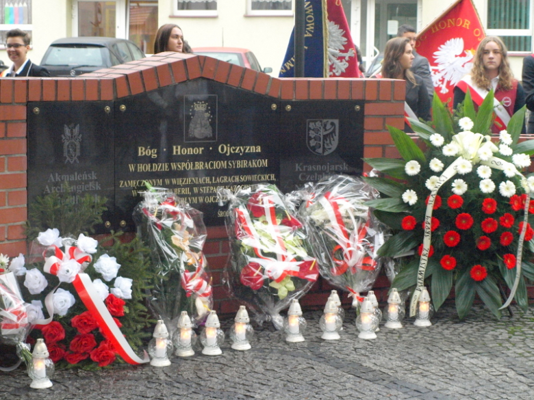 Uroczystości pod pomnikiem