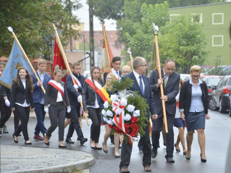 Uroczystości pod pomnikiem