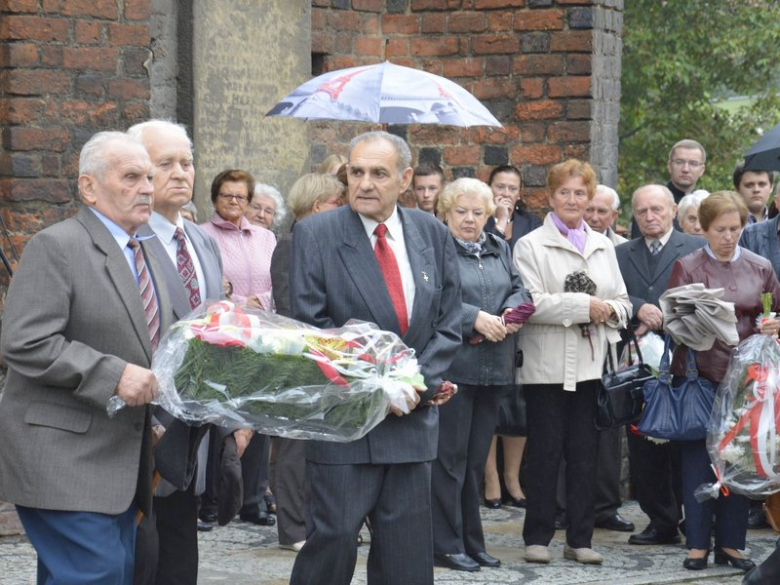 Uroczystości pod pomnikiem