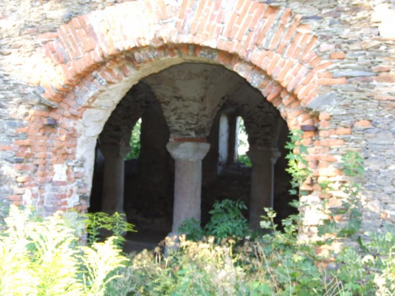 Fragment wnętrza pałacu z kolumnami podtrzymującymi sklepienie parteru