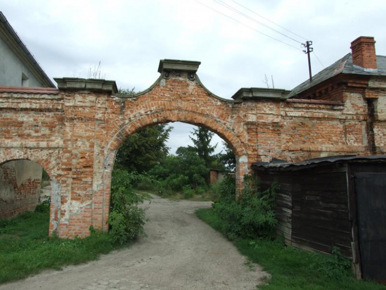 Południowa brama założenia pałacowo-parkowego
