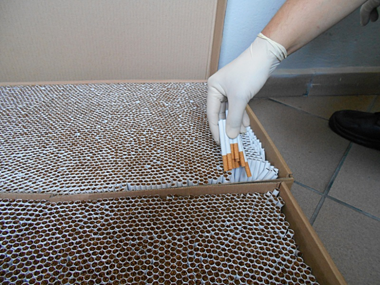 Zatrzymane kartony z papierosami