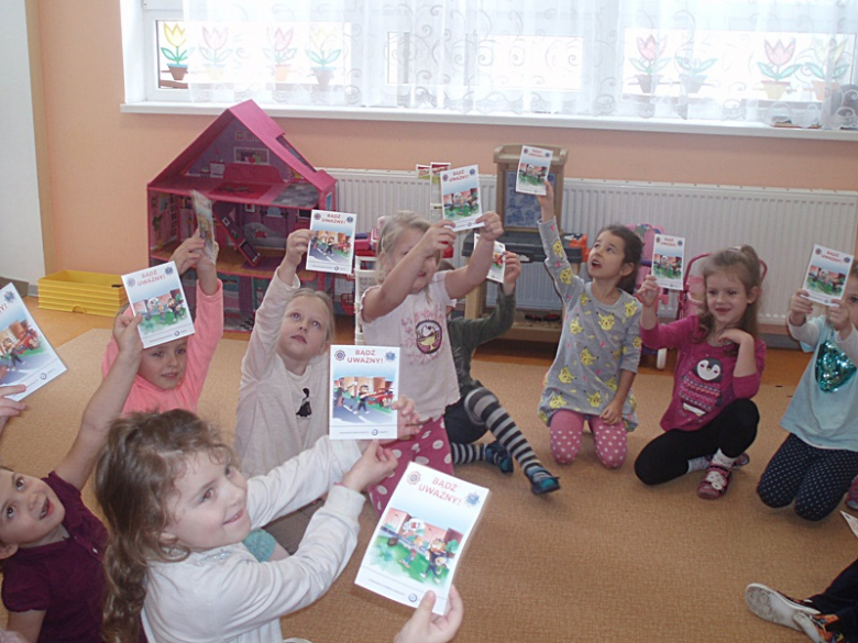 Spotkanie dzieci z policjantem w przedszkolu