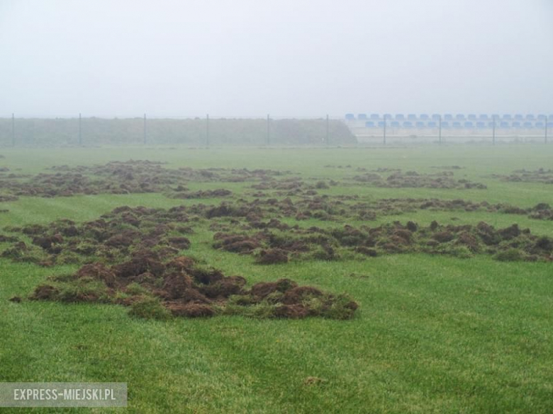 Zniszczone boisko w Szczepanowie