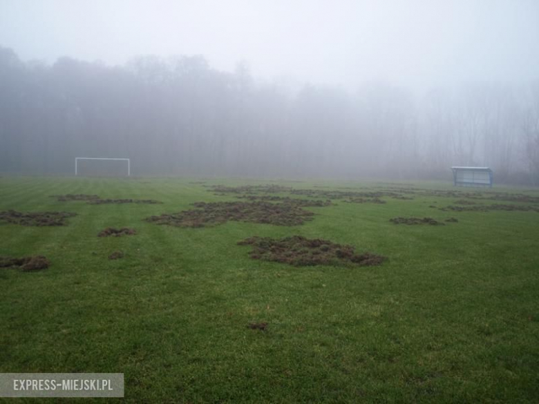 Zniszczone boisko w Szczepanowie