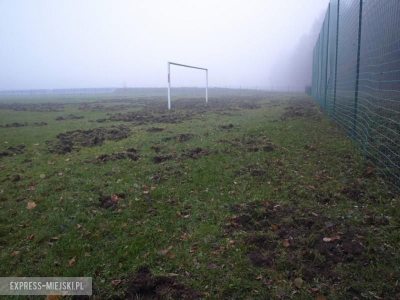 Zniszczone boisko w Szczepanowie