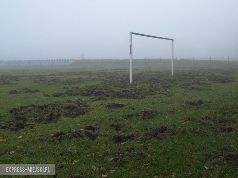 Zniszczone boisko w Szczepanowie