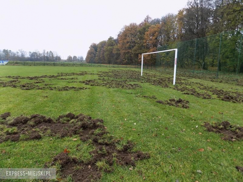 Zniszczone boisko w Szczepanowie