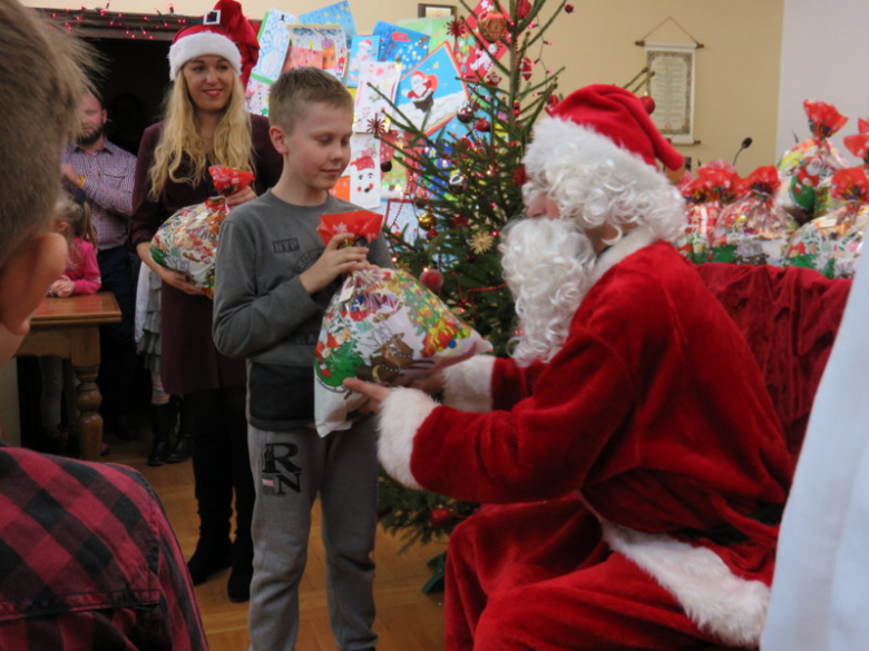 Spotkanie dzieci z Mikołajem