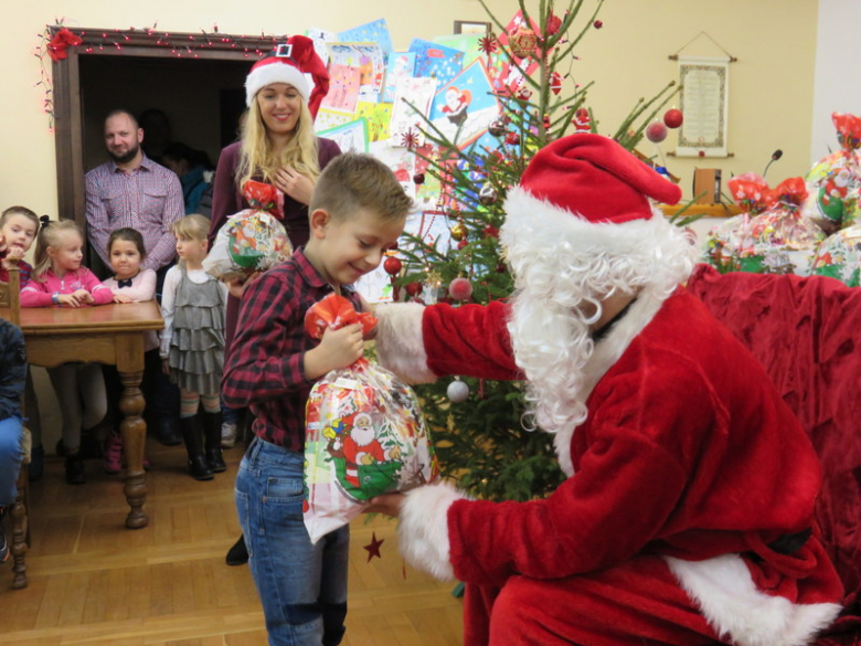 Spotkanie dzieci z Mikołajem