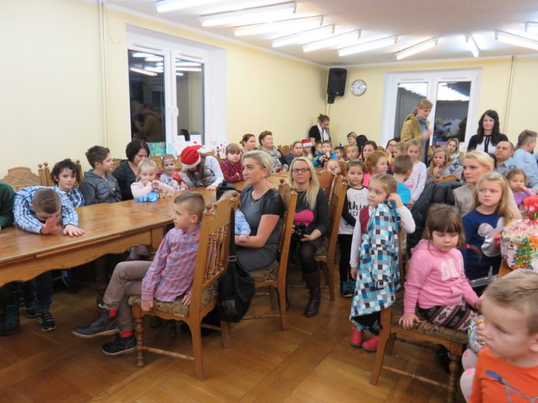 Spotkanie dzieci z Mikołajem