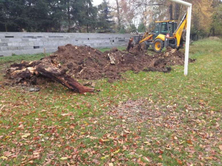 Prace przy nowych piłkochwytach