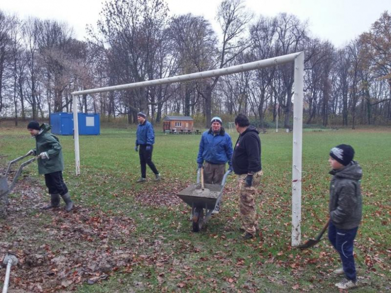 Prace przy nowych piłkochwytach