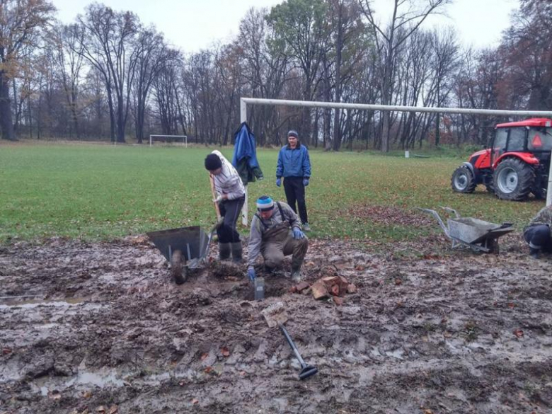 Prace przy nowych piłkochwytach