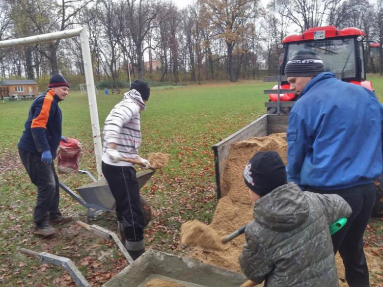 Prace przy nowych piłkochwytach