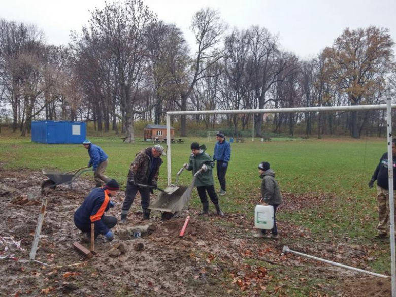 Prace przy nowych piłkochwytach