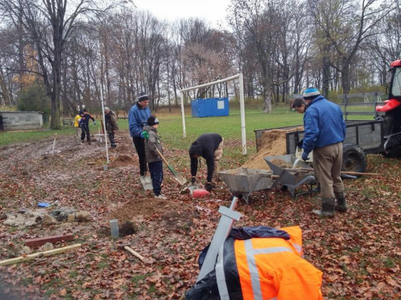 Prace przy nowych piłkochwytach