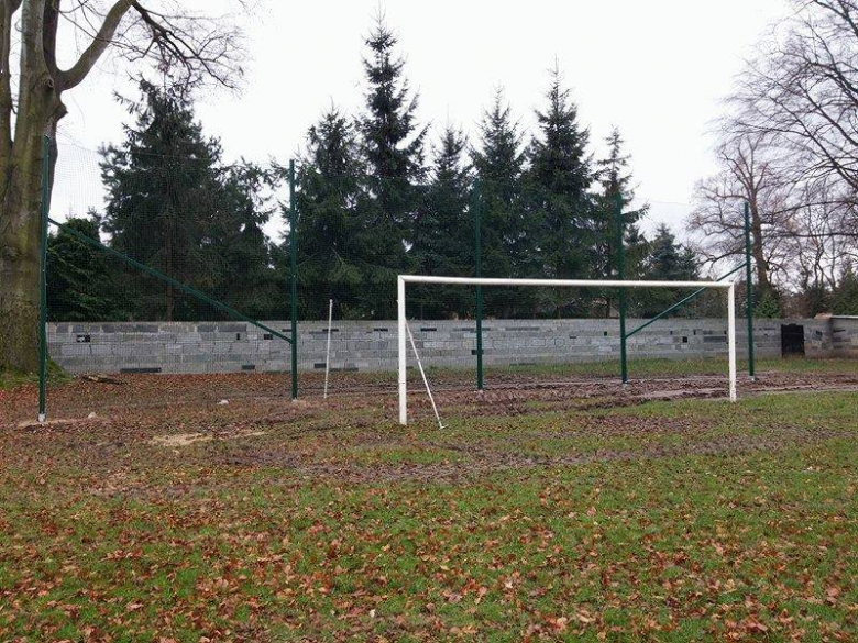 Prace przy nowych piłkochwytach
