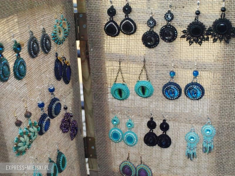 Bożonarodzeniowy kiermasz przed średzkim muzeum