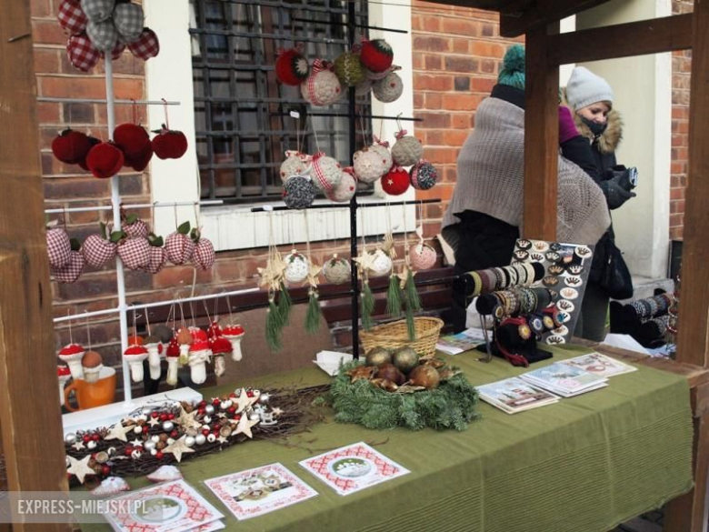 Bożonarodzeniowy kiermasz przed średzkim muzeum
