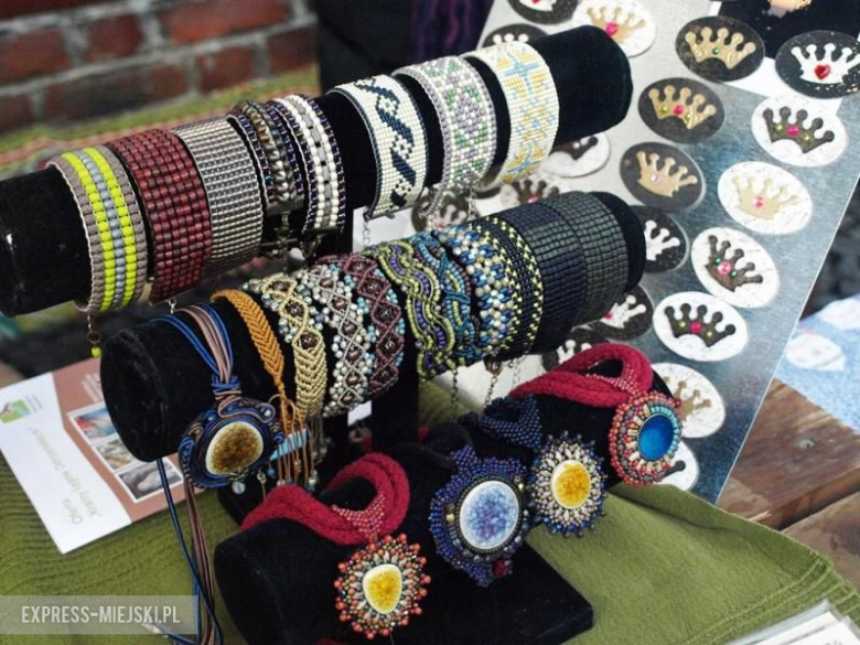 Bożonarodzeniowy kiermasz przed średzkim muzeum