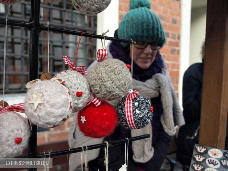 Bożonarodzeniowy kiermasz przed średzkim muzeum