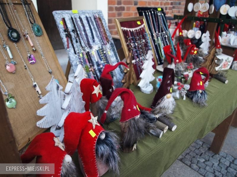 Bożonarodzeniowy kiermasz przed średzkim muzeum