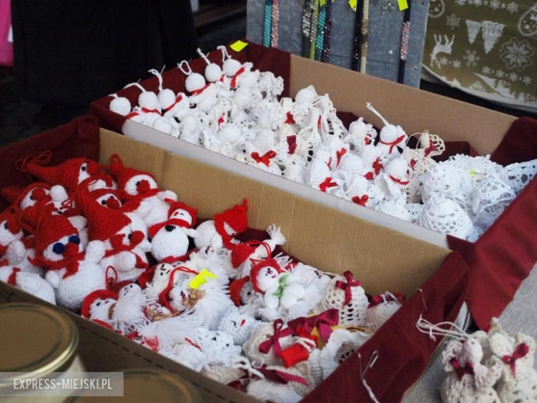 Bożonarodzeniowy kiermasz przed średzkim muzeum