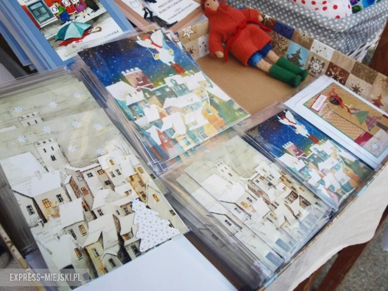 Bożonarodzeniowy kiermasz przed średzkim muzeum