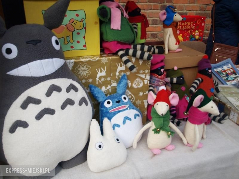 Bożonarodzeniowy kiermasz przed średzkim muzeum