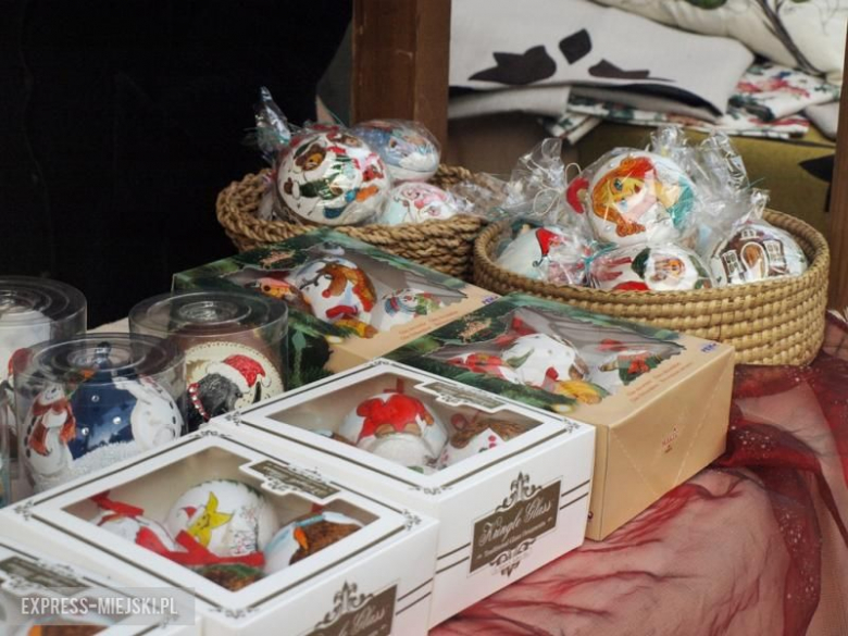 Bożonarodzeniowy kiermasz przed średzkim muzeum