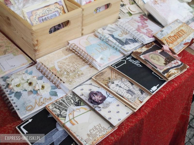 Bożonarodzeniowy kiermasz przed średzkim muzeum