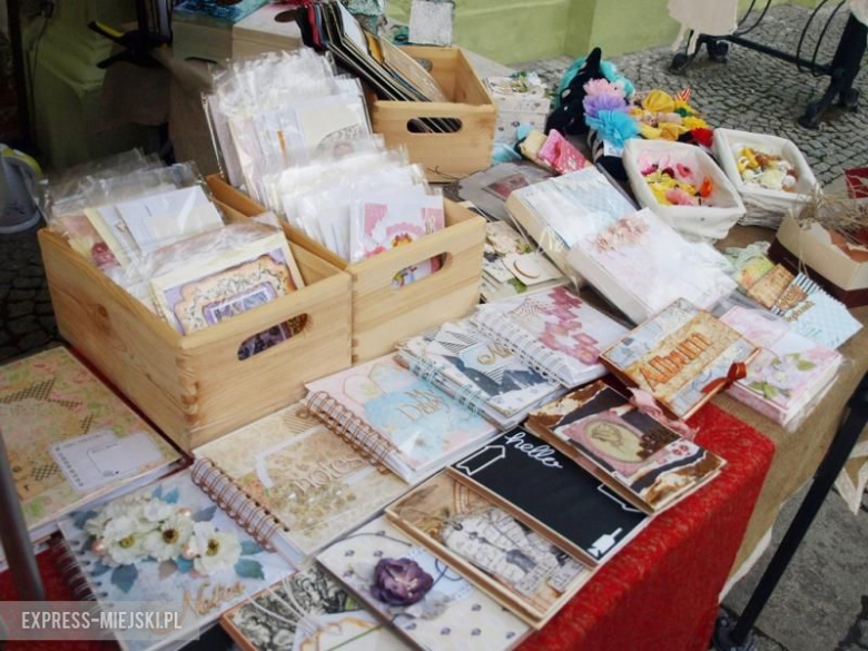 Bożonarodzeniowy kiermasz przed średzkim muzeum