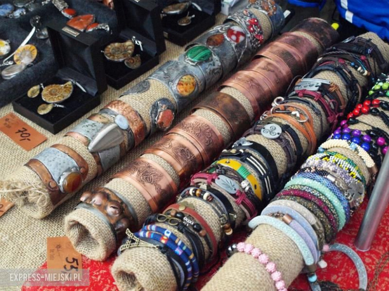 Bożonarodzeniowy kiermasz przed średzkim muzeum